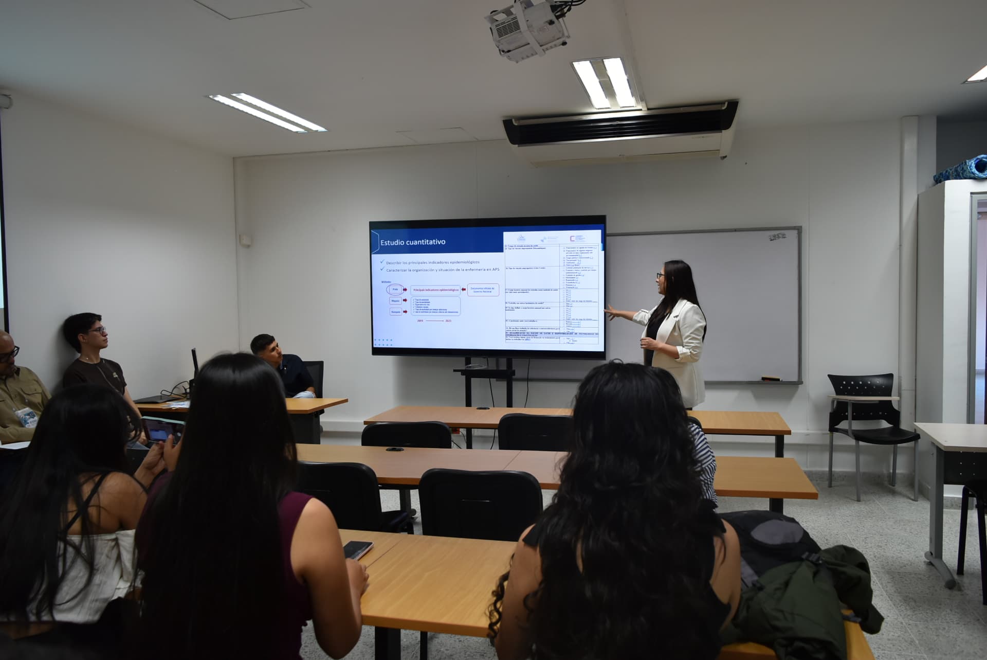Elizabeth Vargas dictando clase con estudiantes de enfermería en un aula