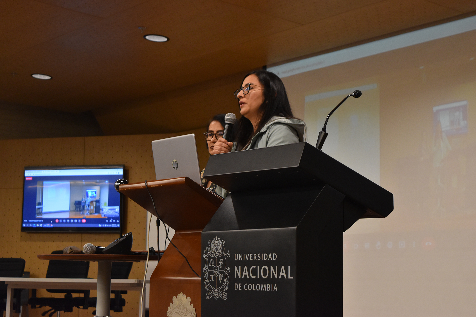 Elizabeth Vargas hablando en el podio de la Universidad Nacional